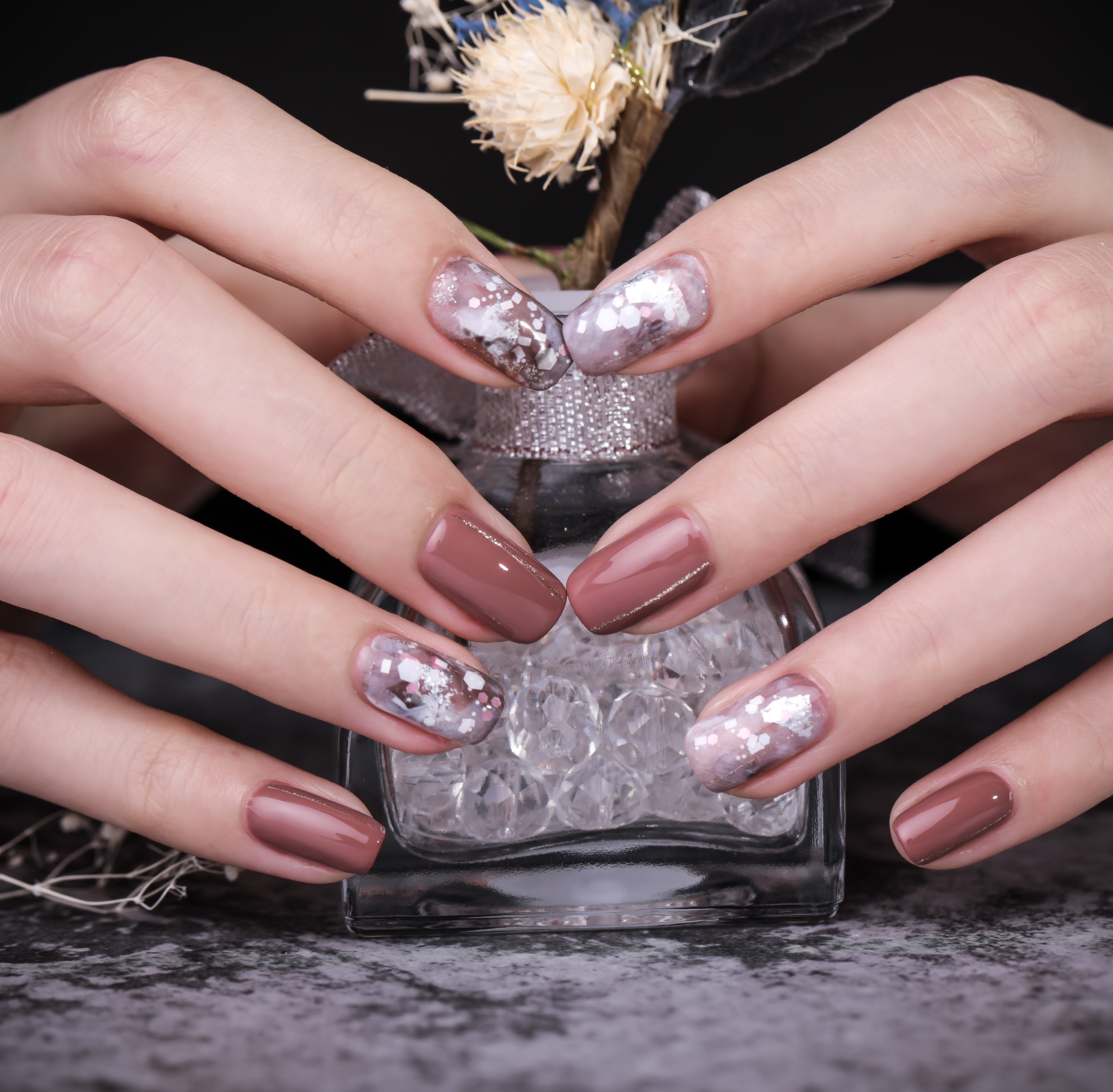 Esmalte de uñas de color blanquecino inodoro para uñas cortas